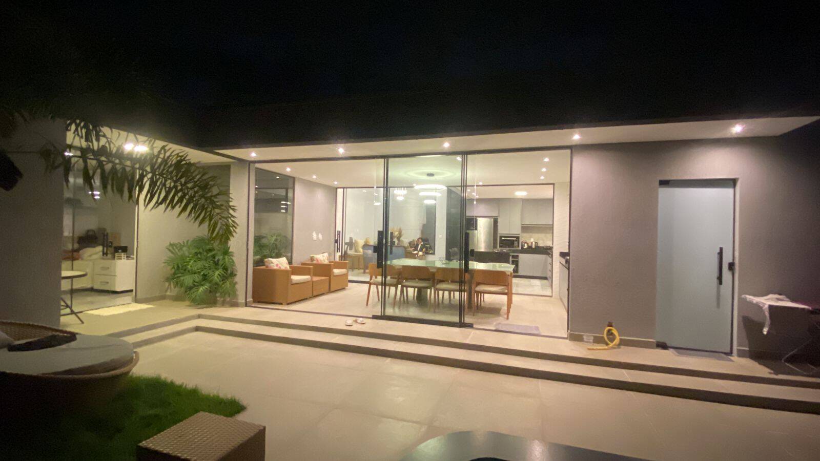 Casa, 4 quartos, 245 m² - Foto 1